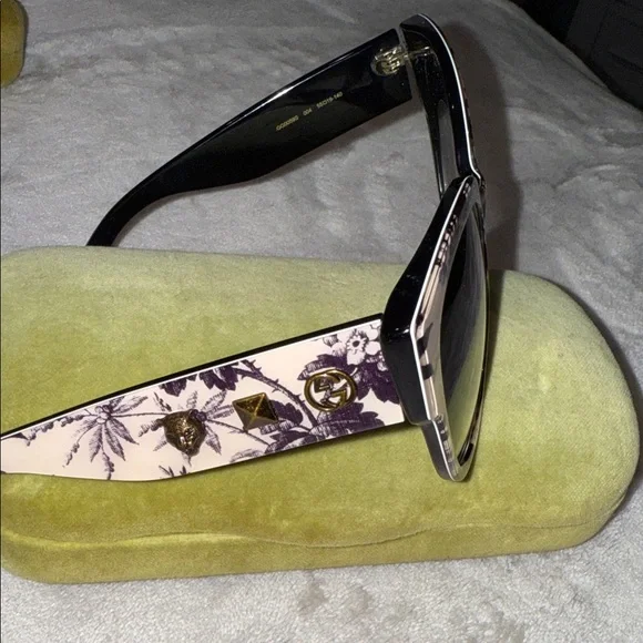 Gucci Black and Cream flower Sunglasses - Picture 2 of 6